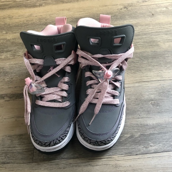 🎀 Gray and baby pink Jordan Spizike - Picture 2 of 6